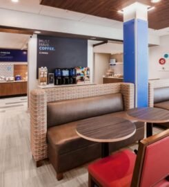 Holiday Inn Express & Suites Woodside LaGuardia Airport, an IHG Hotel