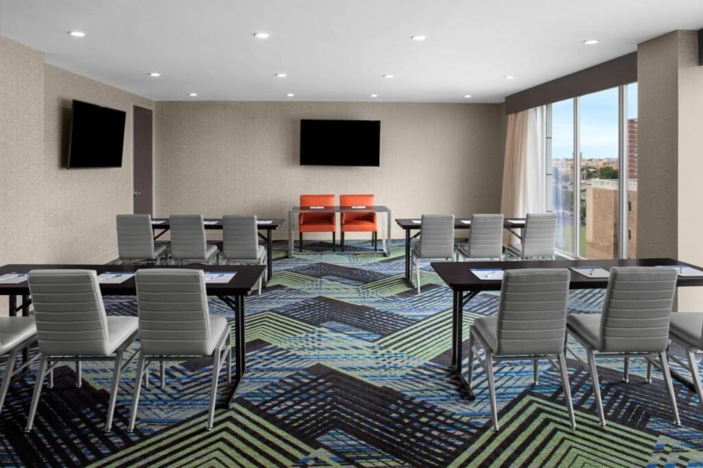 Holiday Inn Express & Suites Woodside LaGuardia Airport, an IHG Hotel 17