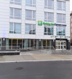 Holiday Inn Express & Suites Woodside LaGuardia Airport, an IHG Hotel