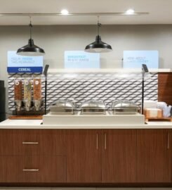 Holiday Inn Express & Suites Woodside LaGuardia Airport, an IHG Hotel