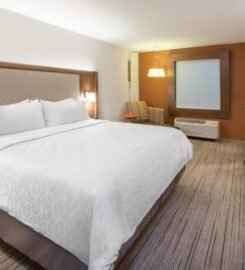 Holiday Inn Express & Suites Woodside LaGuardia Airport, an IHG Hotel