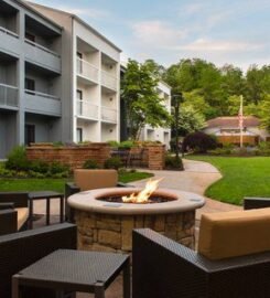 Courtyard Lincroft Red Bank