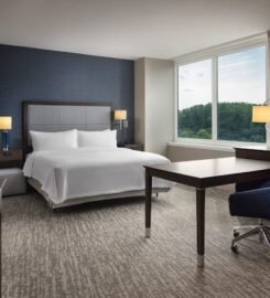 Hampton Inn & Suites Teaneck Glenpointe