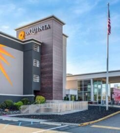 La Quinta Inn & Suites by Wyndham Clifton/Rutherford