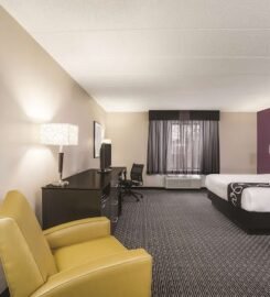 La Quinta Inn & Suites by Wyndham Clifton/Rutherford