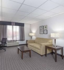 La Quinta Inn & Suites by Wyndham Clifton/Rutherford