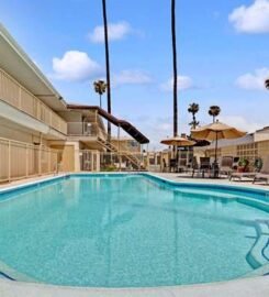 Super 8 by Wyndham Los Angeles-Culver City Area