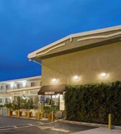 Super 8 by Wyndham Los Angeles-Culver City Area