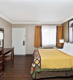 Super 8 by Wyndham Los Angeles-Culver City Area