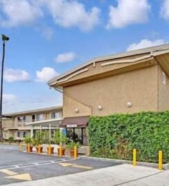 Super 8 by Wyndham Los Angeles-Culver City Area