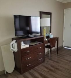 Super 8 by Wyndham Los Angeles-Culver City Area