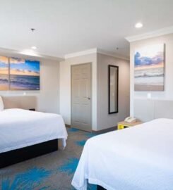 Days Inn by Wyndham Santa Monica, with Royal Charm Retreat