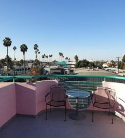 Days Inn by Wyndham Santa Monica, with Royal Charm Retreat