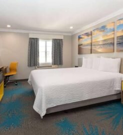 Days Inn by Wyndham Santa Monica, with Royal Charm Retreat