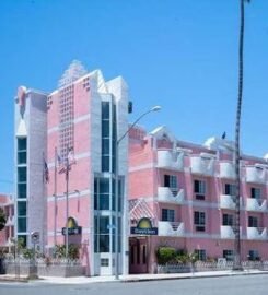 Days Inn by Wyndham Santa Monica, with Royal Charm Retreat