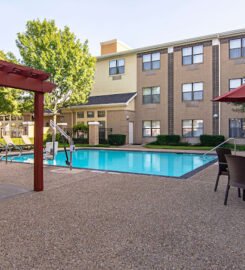 Comfort Suites NW Dallas Near Love Field, Royal Charm Retreat