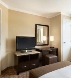 Embassy Suites by Hilton Los Angeles Glendale, A Cozy Haven