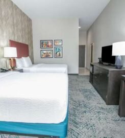 La Quinta Inn & Suites by Wyndham DFW West-Glade Parks, A Peaceful Haven