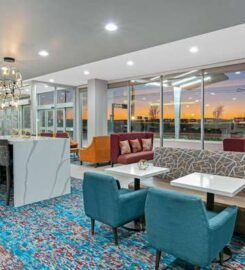 La Quinta Inn & Suites by Wyndham DFW West-Glade Parks, A Peaceful Haven