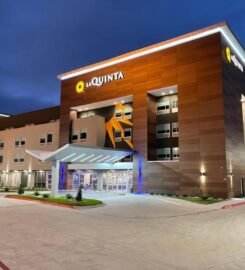 La Quinta Inn & Suites by Wyndham Dallas/Fairpark, Cozy Charm