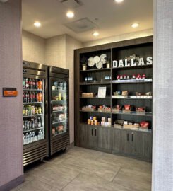 La Quinta Inn & Suites by Wyndham Dallas/Fairpark, Cozy Charm