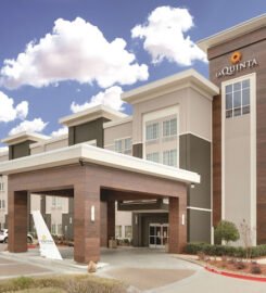 La Quinta Inn & Suites by Wyndham Dallas Love Field, A Blissful Nights Resort