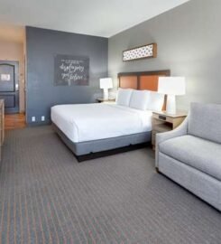 La Quinta Inn & Suites by Wyndham Dallas Love Field, A Blissful Nights Resort