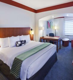 La Quinta Inn & Suites by Wyndham Dallas Love Field, A Blissful Nights Resort