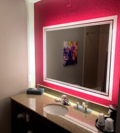 La Quinta Inn & Suites by Wyndham Dallas Love Field, A Blissful Nights Resort