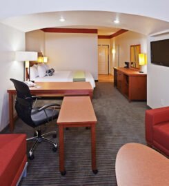 La Quinta Inn & Suites by Wyndham Dallas Love Field, A Blissful Nights Resort