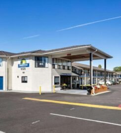 Days Inn by Wyndham Lakewood South Tacoma, Comfort Meets Convenience