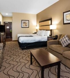 La Quinta Inn & Suites by Wyndham Auburn, Your Gateway to Comfort and Convenience